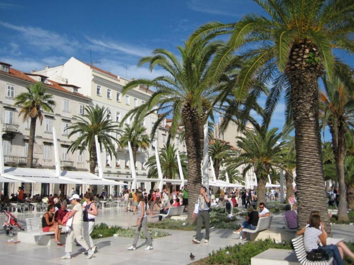 Romana With A Spacious Terrace Apartament Split