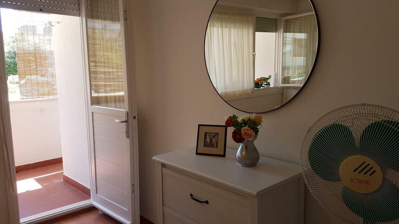 Romana With A Spacious Terrace Apartament *