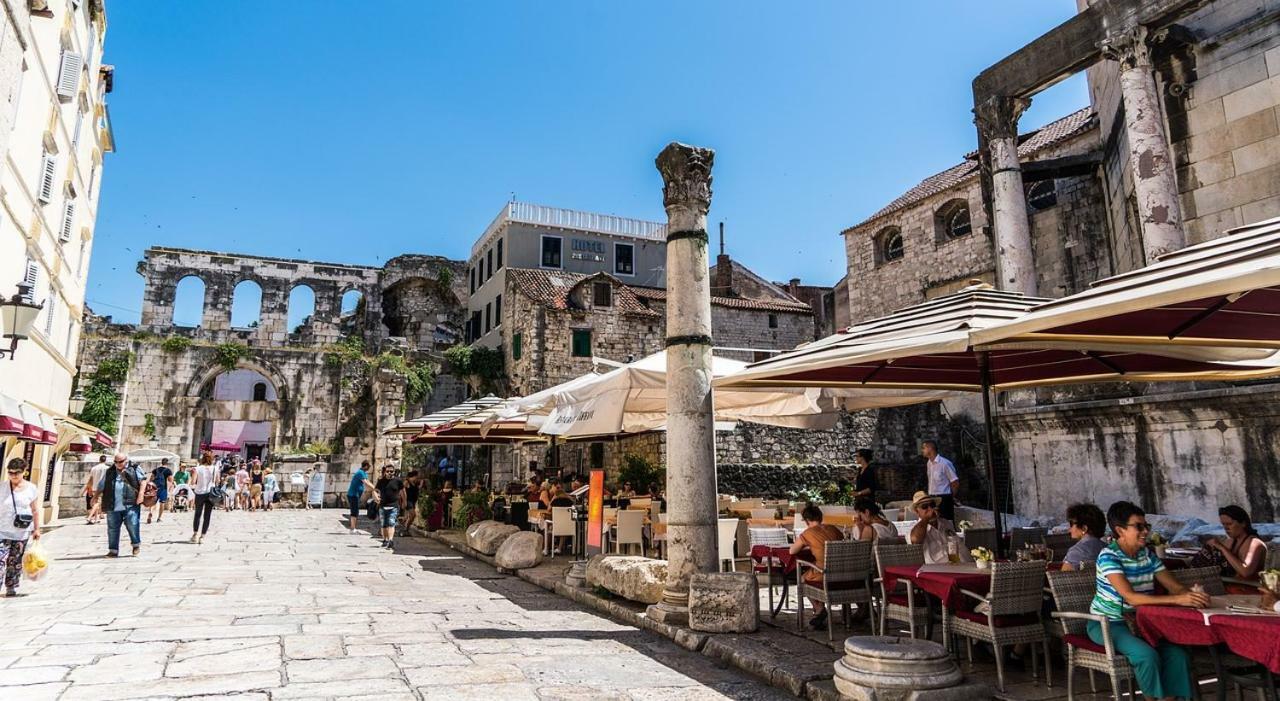 Romana With A Spacious Terrace Apartament Split